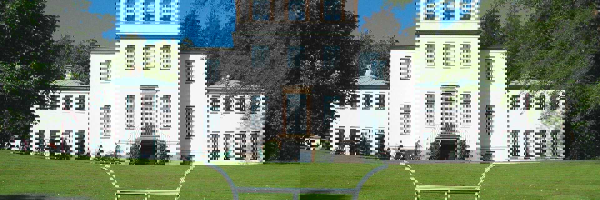 Sophienholm Kunsthal set fra Sophienholm Park