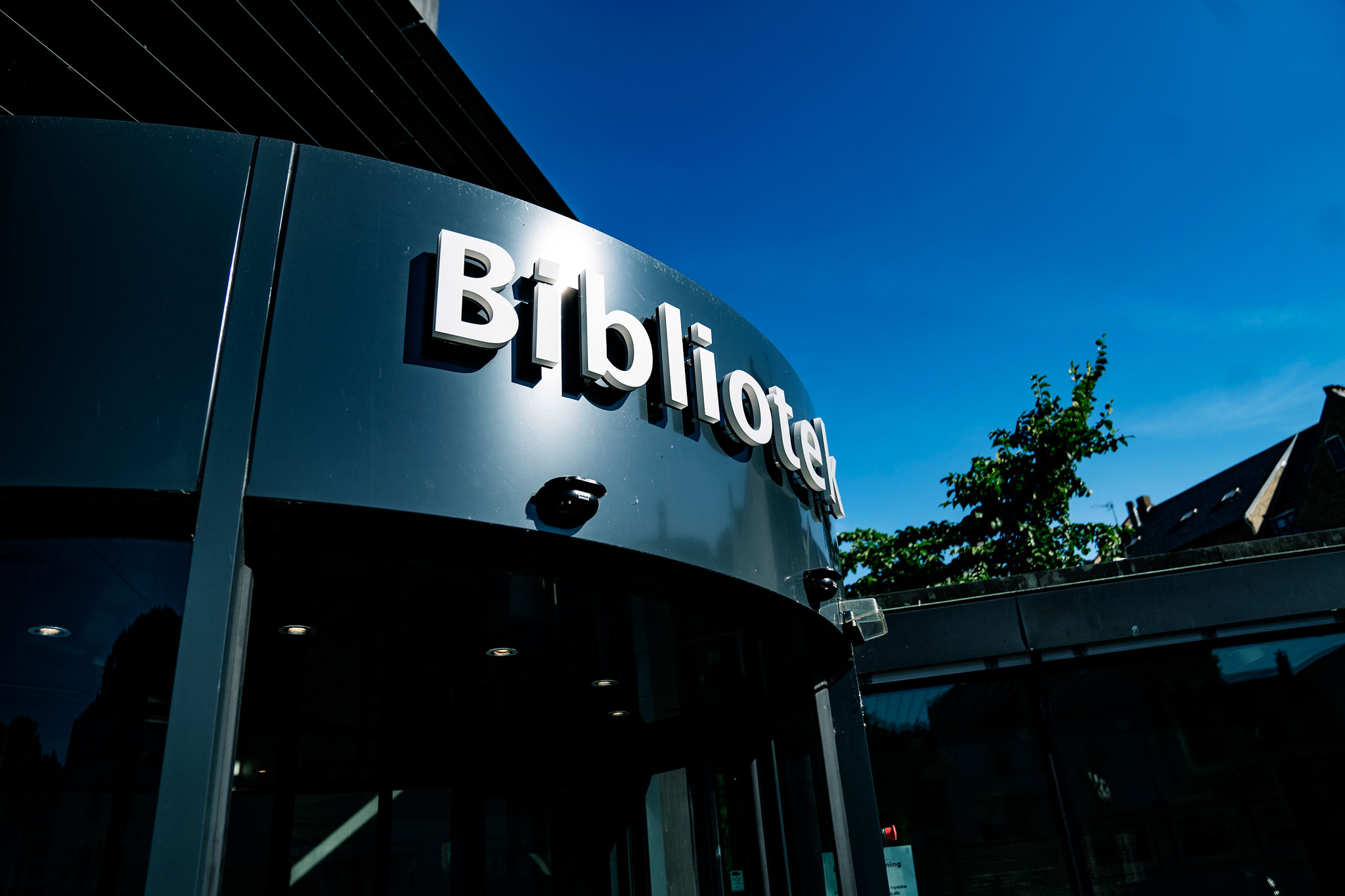 Hovedindgangen til Stadsbiblioteket i Lyngby